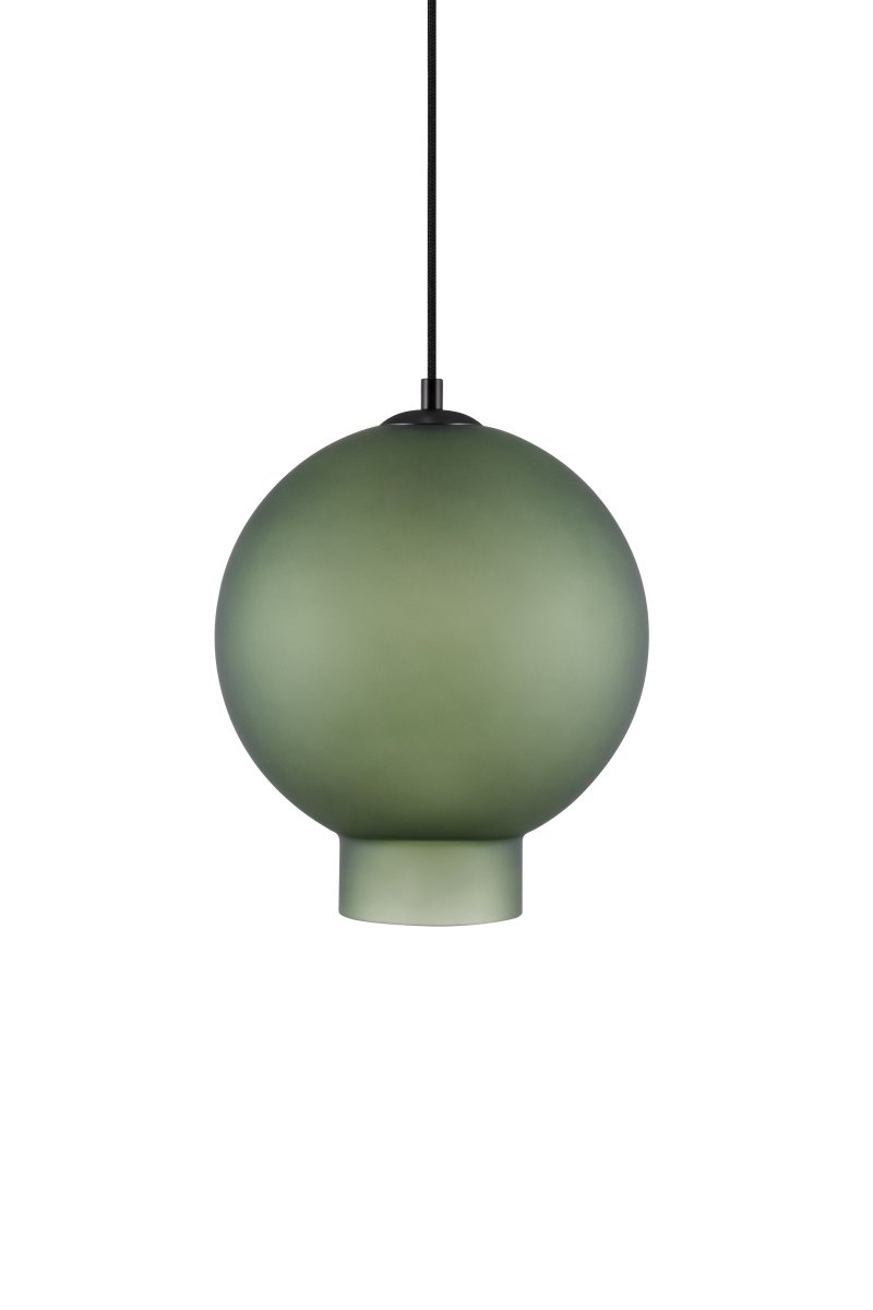 Bams Ø25 Grønn Taklampe Fra Globen Lighting - Bams-pendelen med sin moderne form og vakre frostede glass gir interi&oslash;ret ditt en myk og diskr&eacute; gl&oslash;d.