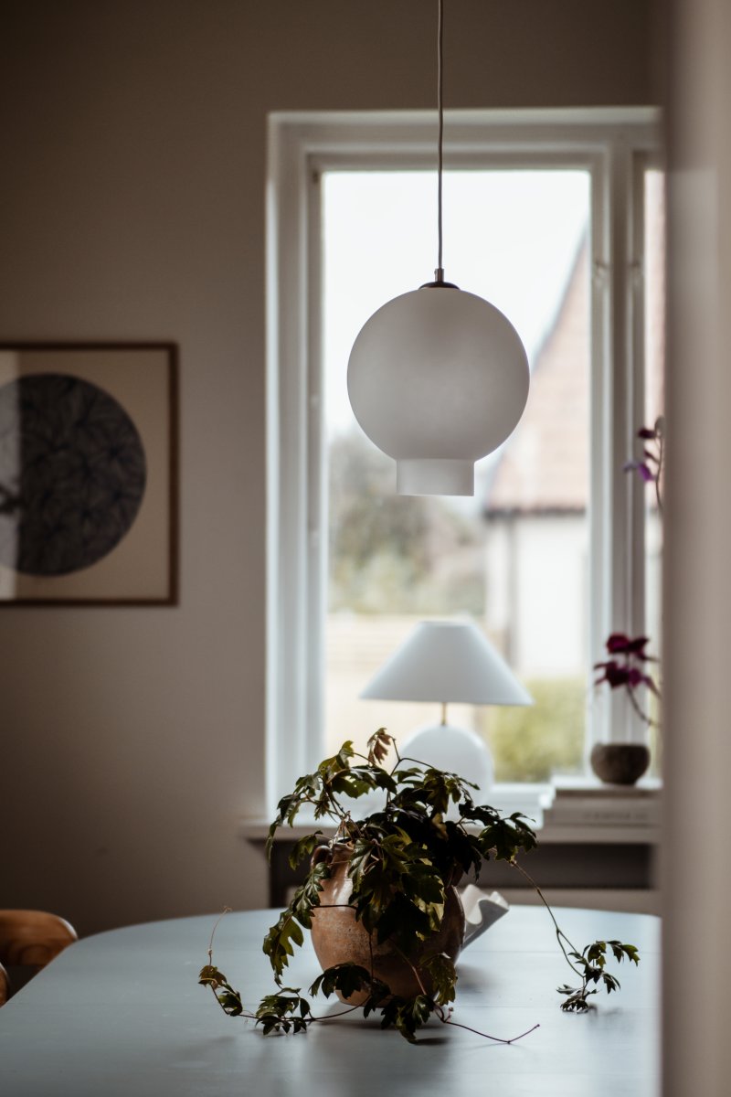 Bams Ø25 Hvit Taklampe Fra Globen Lighting - Bams-pendelen med sin moderne form og vakre frostede glass gir interi&oslash;ret ditt en myk og diskr&eacute; gl&oslash;d.