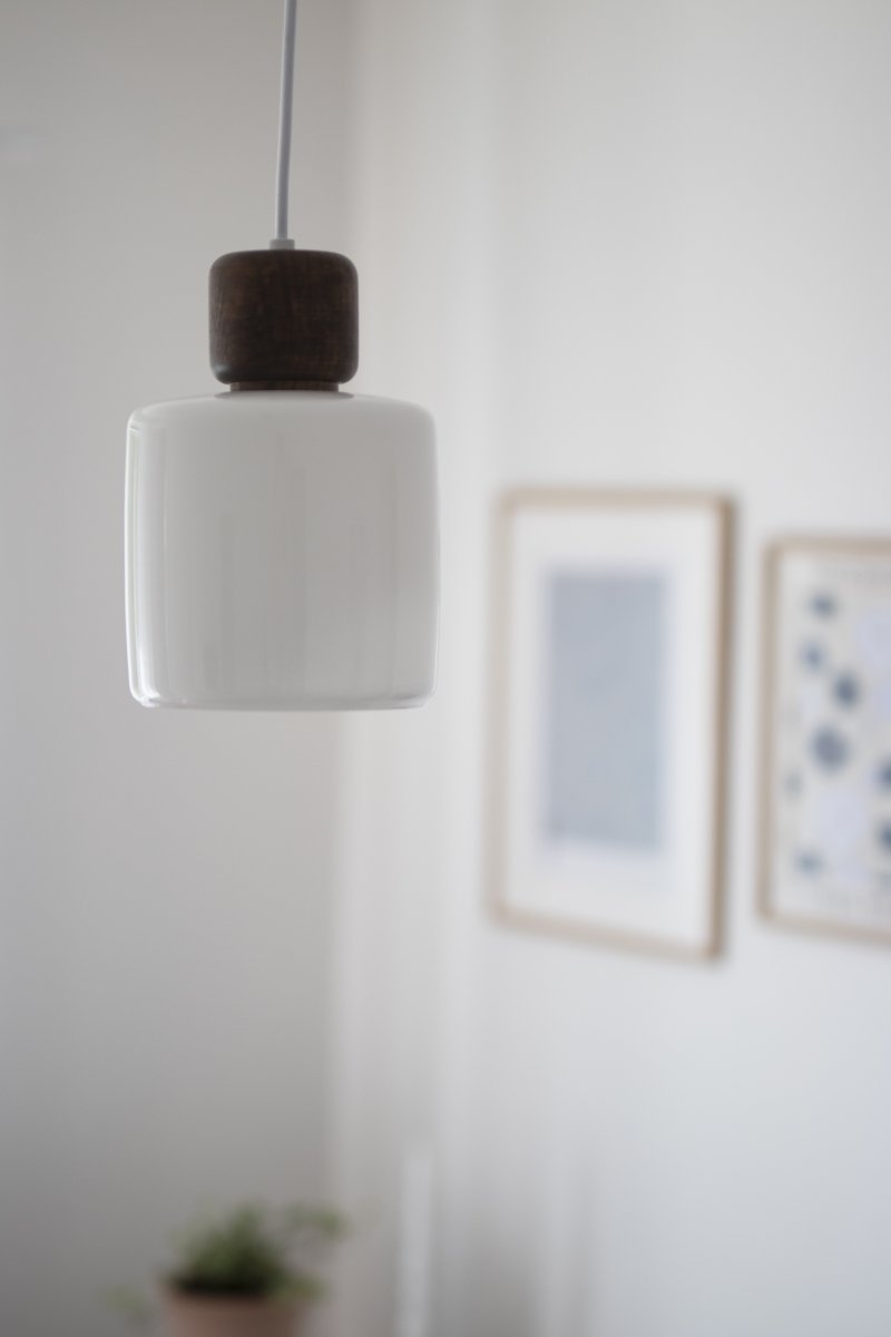 DOT Ø15 Hvit Taklampe Fra Globen Lighting - DOT, designet av Roger Persson, er inspirert av en glassflaske med et dekorativt lokk.