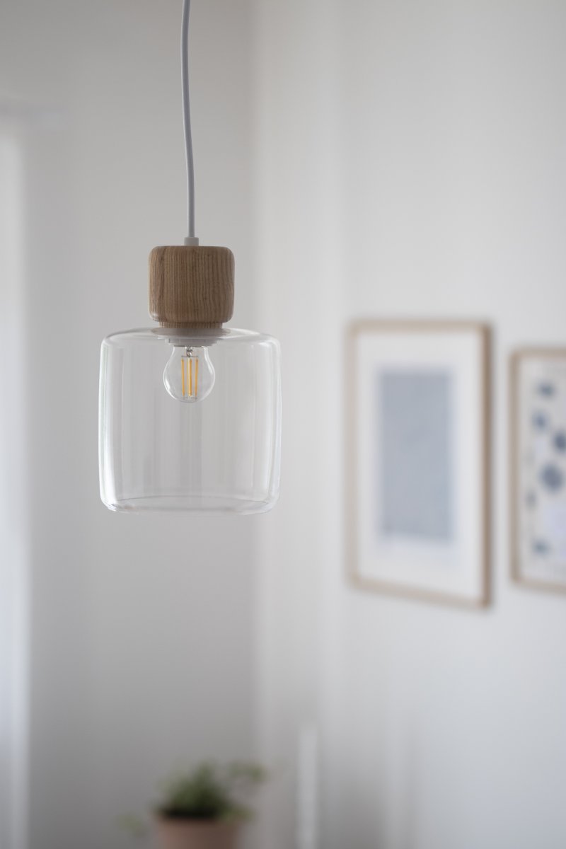 DOT Ø15 Gjennomsiktig Taklampe Fra Globen Lighting - DOT, designet av Roger Persson, er inspirert av en glassflaske med et dekorativt lokk.
