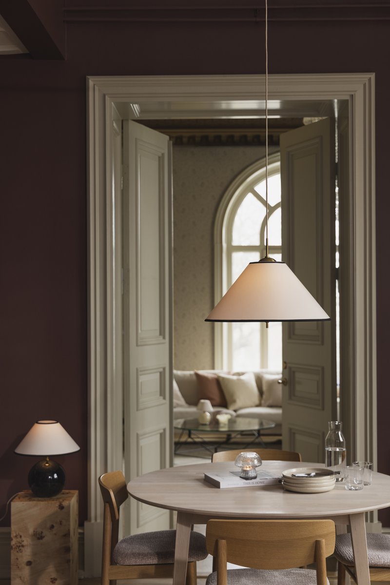 Iris Ø50 Kremhvit Taklampe Fra Globen Lighting - Iris er en elegant takpendel i jern med messingfinish og en håndlaget tekstilskjerm i kremfarget bomull.