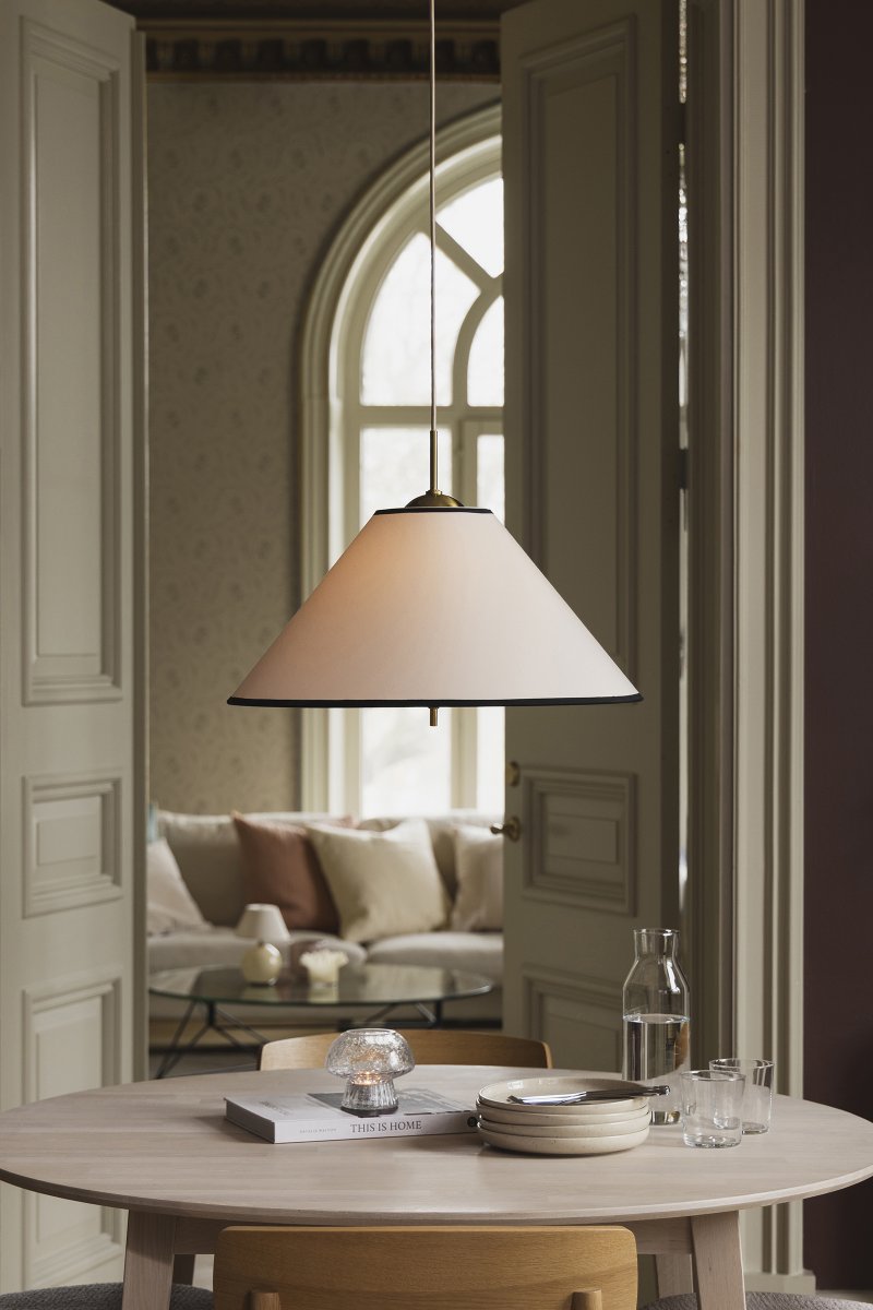 Iris Ø50 Kremhvit Taklampe Fra Globen Lighting - Iris er en elegant takpendel i jern med messingfinish og en håndlaget tekstilskjerm i kremfarget bomull.