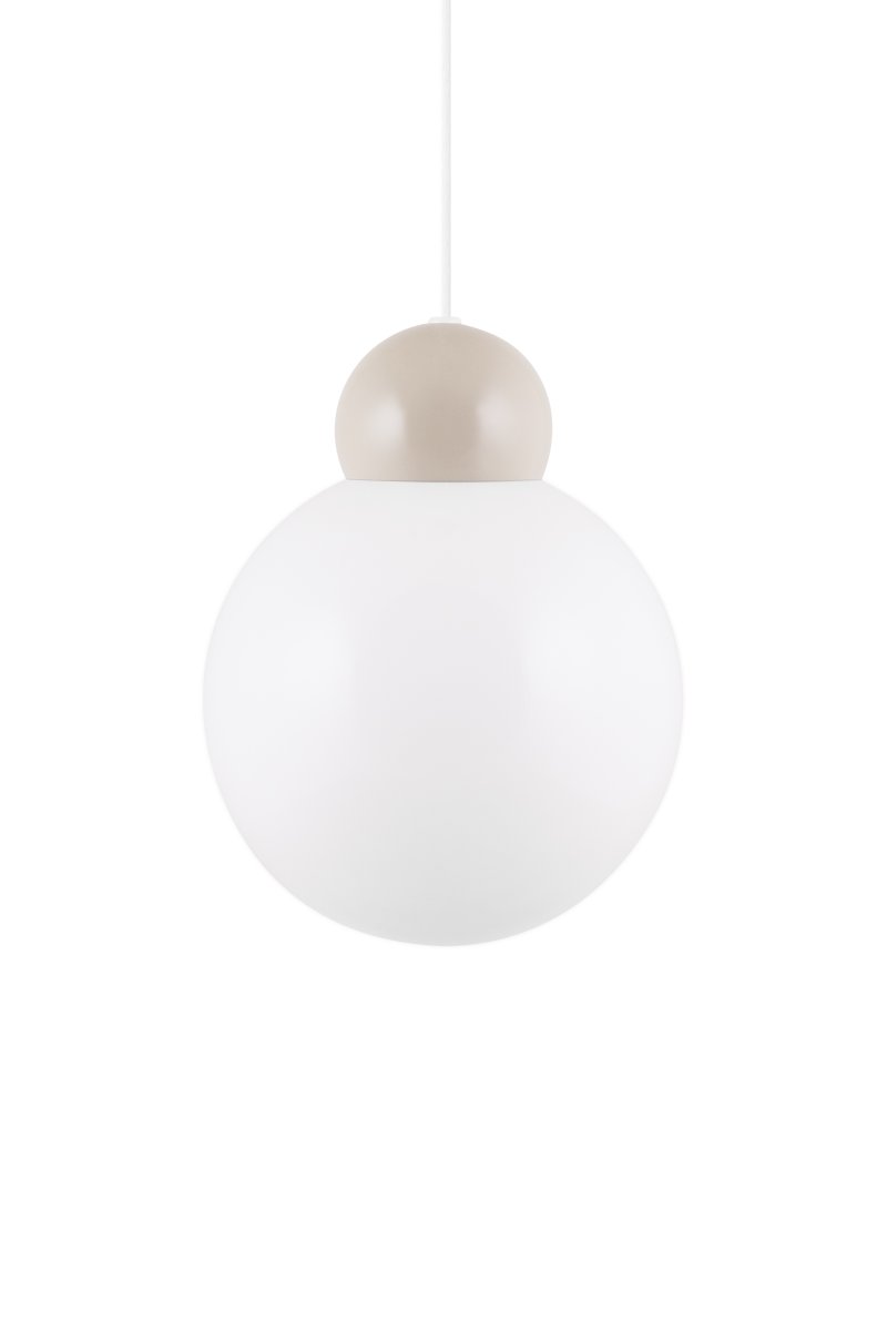 Ripley Ø25 Beige Taklampe Fra Globen Lighting - Lampen er laget av metall og har en glassskjerm i opalhvitt glass som sprer et fint lys i rommet.