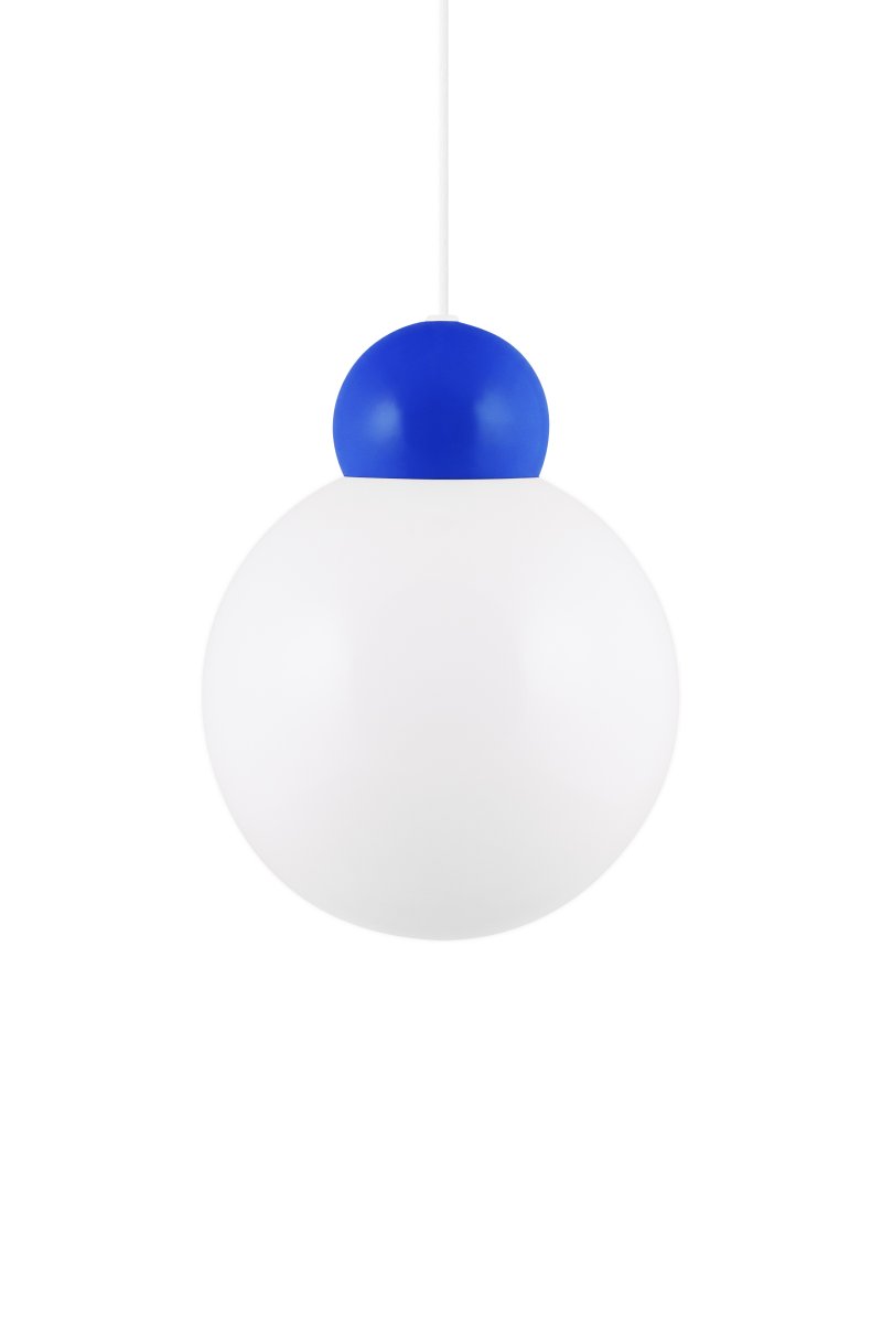 Ripley Ø25 Blå Taklampe Fra Globen Lighting - Lampen er laget av metall og har en glassskjerm i opalhvitt glass som sprer et fint lys i rommet.