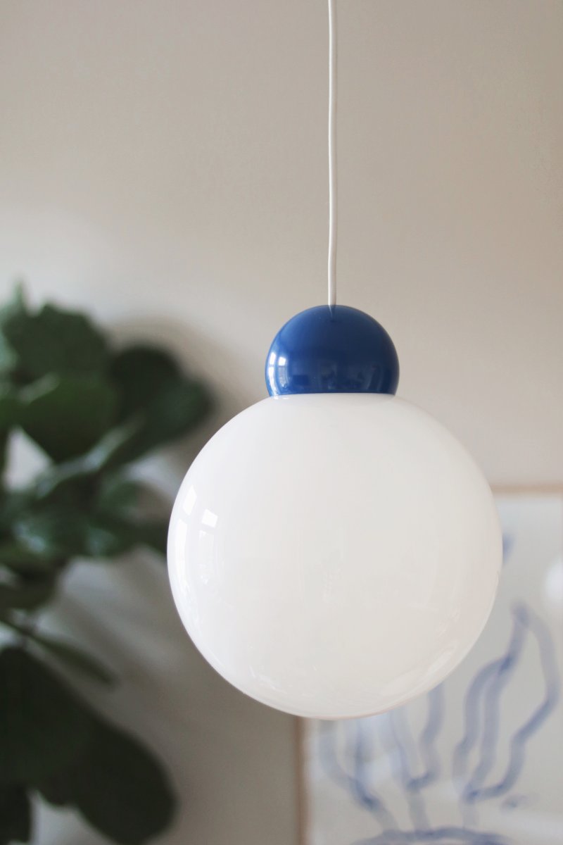 Ripley Ø25 Blå Taklampe Fra Globen Lighting - Lampen er laget av metall og har en glassskjerm i opalhvitt glass som sprer et fint lys i rommet.