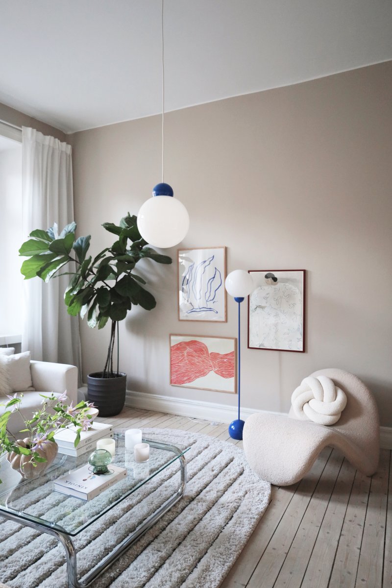 Ripley Ø25 Blå Taklampe Fra Globen Lighting - Lampen er laget av metall og har en glassskjerm i opalhvitt glass som sprer et fint lys i rommet.
