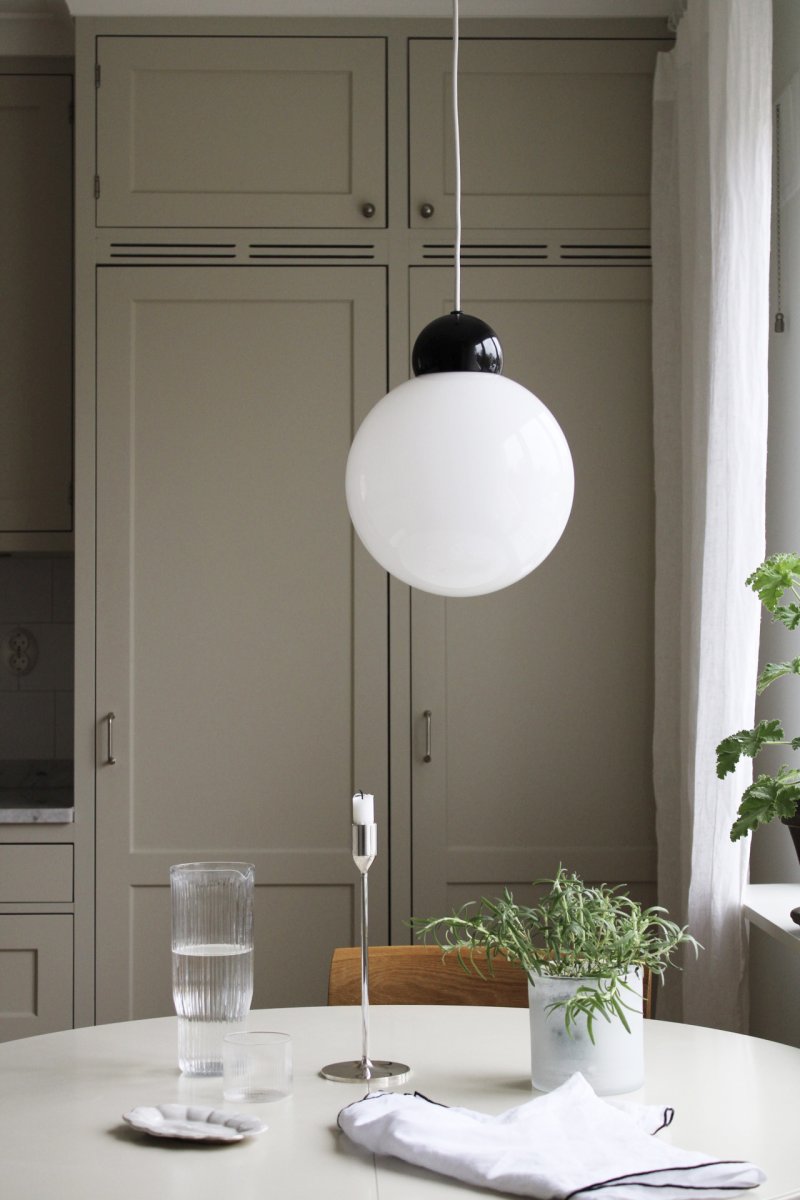 Ripley Ø25 Svart Taklampe Fra Globen Lighting - Lampen er laget av metall og har en glassskjerm i opalhvitt glass som sprer et fint lys i rommet.