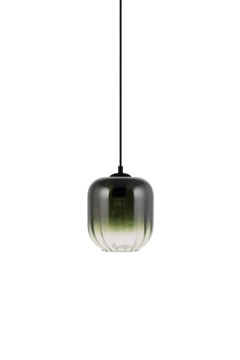 Haze Ø18 Grønn Taklampe Fra Globen Lighting - Haze er en vakker pendellampe med munnblåst glass som er riflet på innsiden, noe som skaper et vakkert lysspill når lampen er tent.