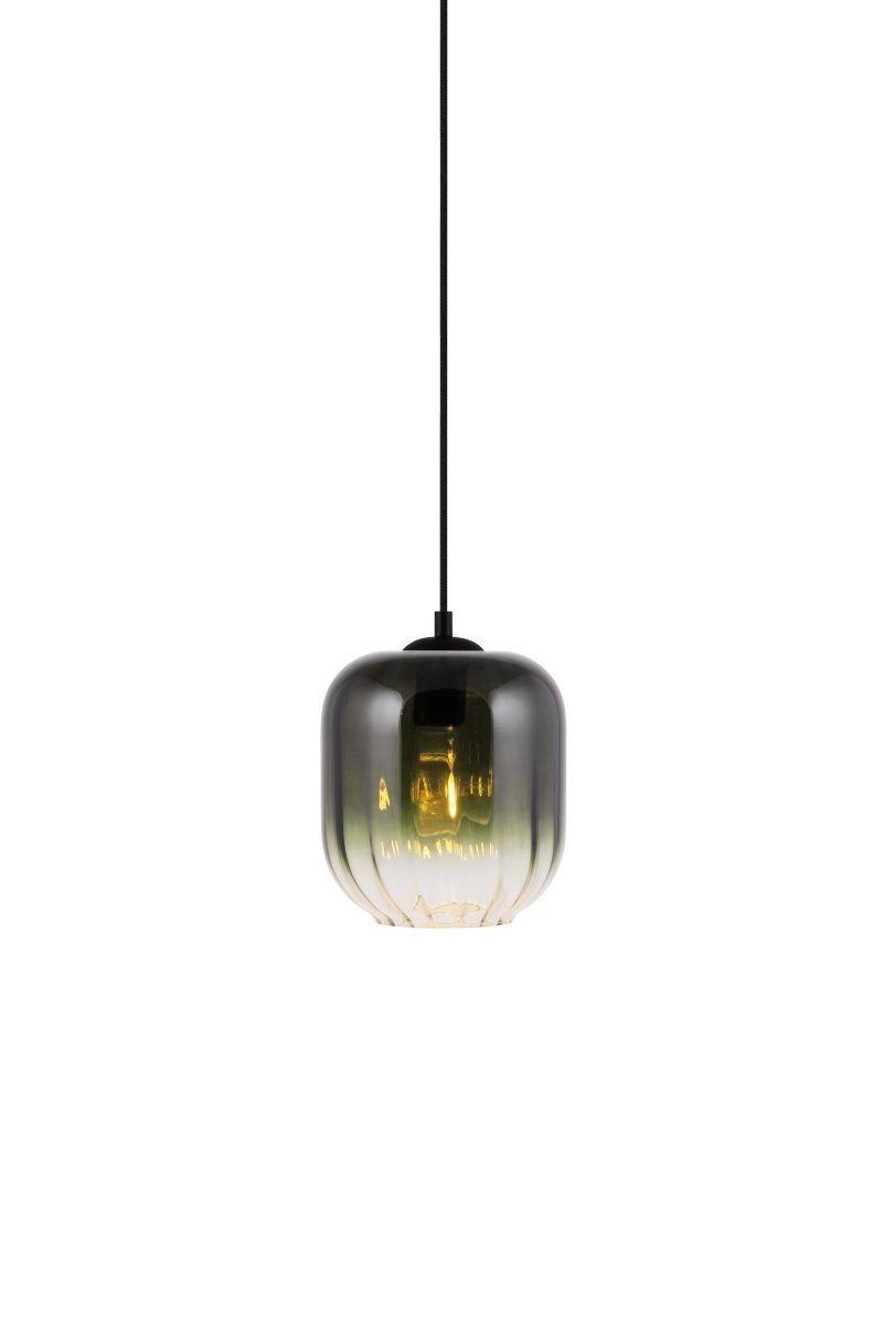 Haze Ø18 Grønn Taklampe Fra Globen Lighting - Haze er en vakker pendellampe med munnblåst glass som er riflet på innsiden, noe som skaper et vakkert lysspill når lampen er tent.