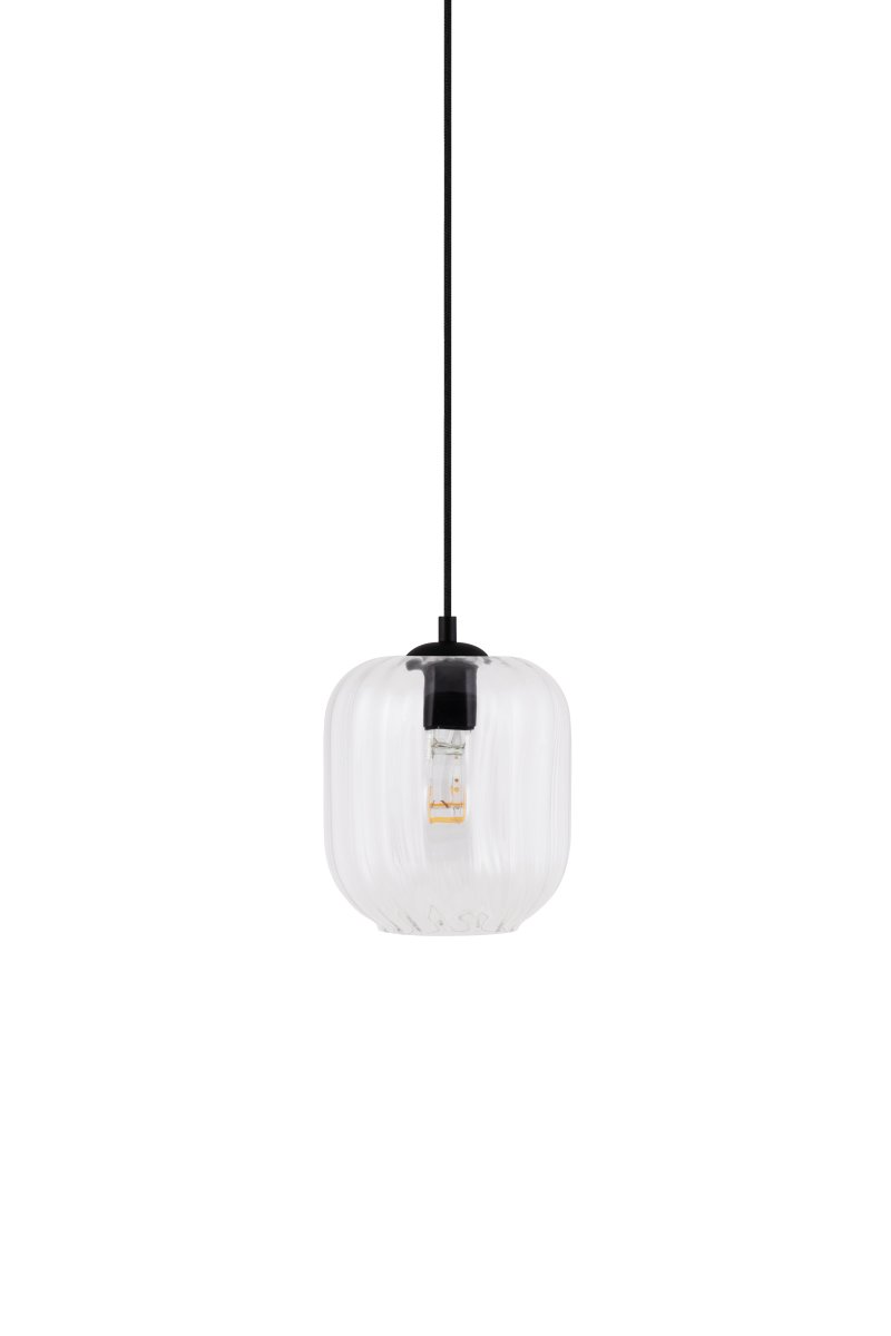 Haze Ø18 Gjennomsiktig Taklampe Fra Globen Lighting - Haze er en vakker pendellampe med munnblåst glass som er riflet på innsiden, noe som skaper et vakkert lysspill når lampen er på.
