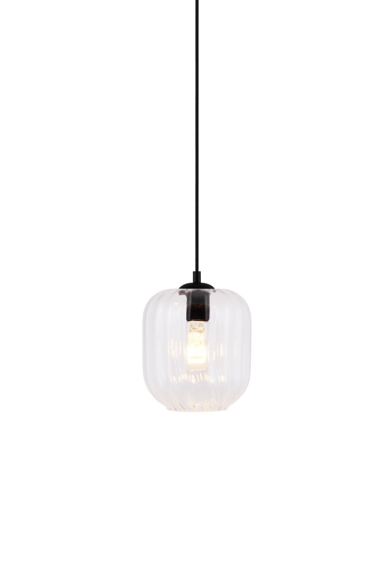 Haze Ø18 Gjennomsiktig Taklampe Fra Globen Lighting - Haze er en vakker pendellampe med munnblåst glass som er riflet på innsiden, noe som skaper et vakkert lysspill når lampen er på.