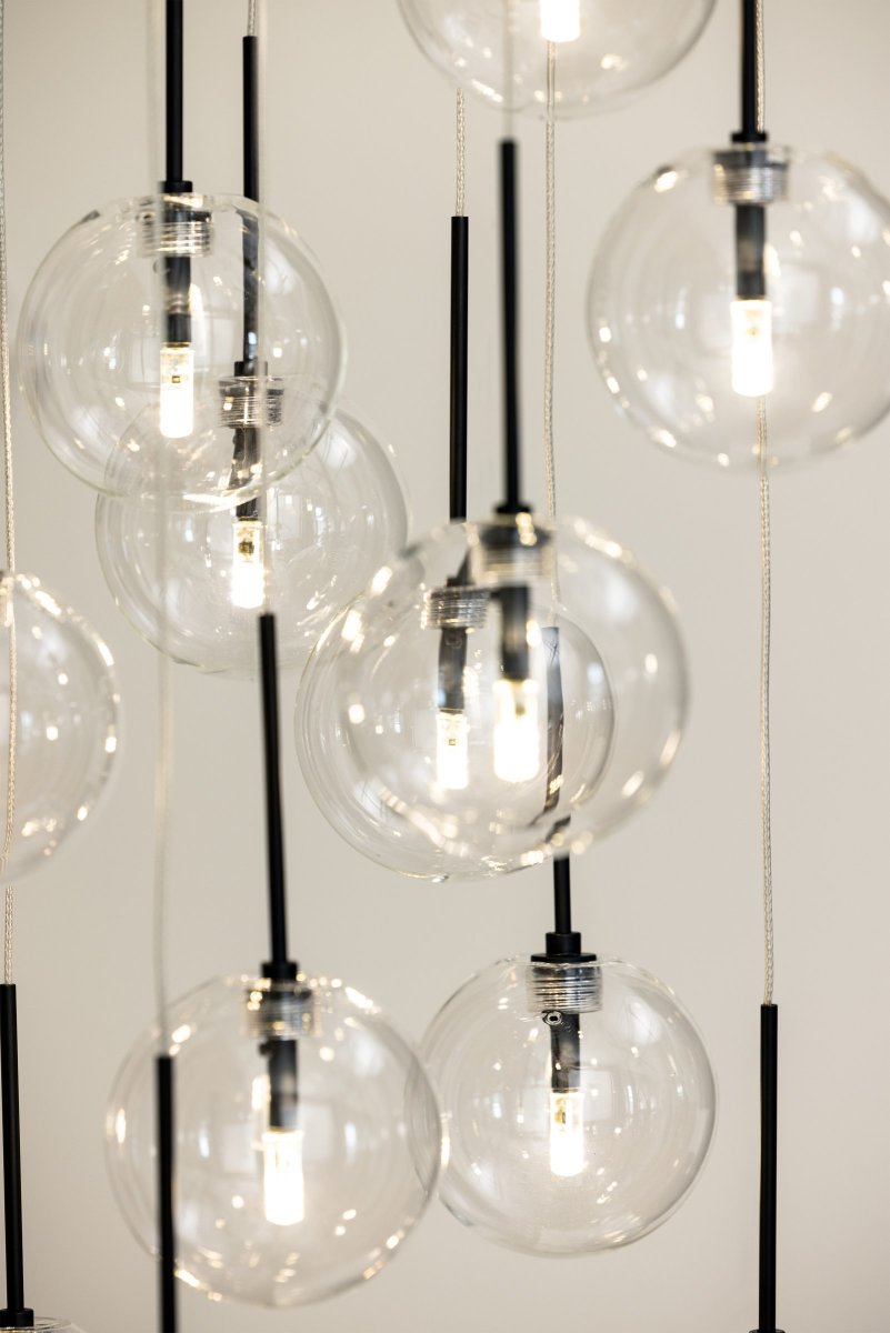 Skyfall Ø30 Gjennomsiktig Taklampe Fra Globen Lighting - Skyfall er en vakker taklampe med tolv ledninger med glasskupler som kan justeres mellom en totalh&oslash;yde p&aring; 33&ndash;213 cm.