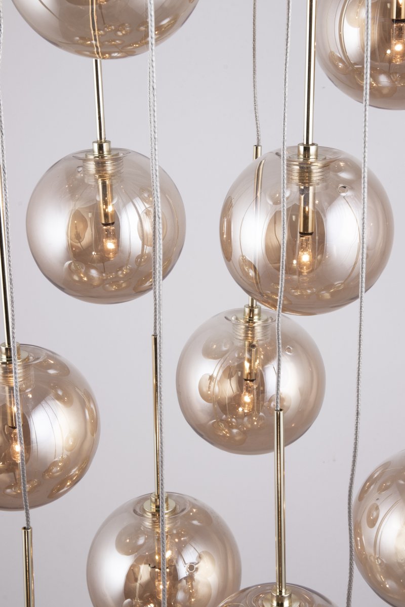 Skyfall Ø30 Rav Taklampe Fra Globen Lighting - Skyfall er en vakker taklampe med tolv ledninger med glasskupler som kan justeres mellom en totalhøyde på 33–213 cm.
