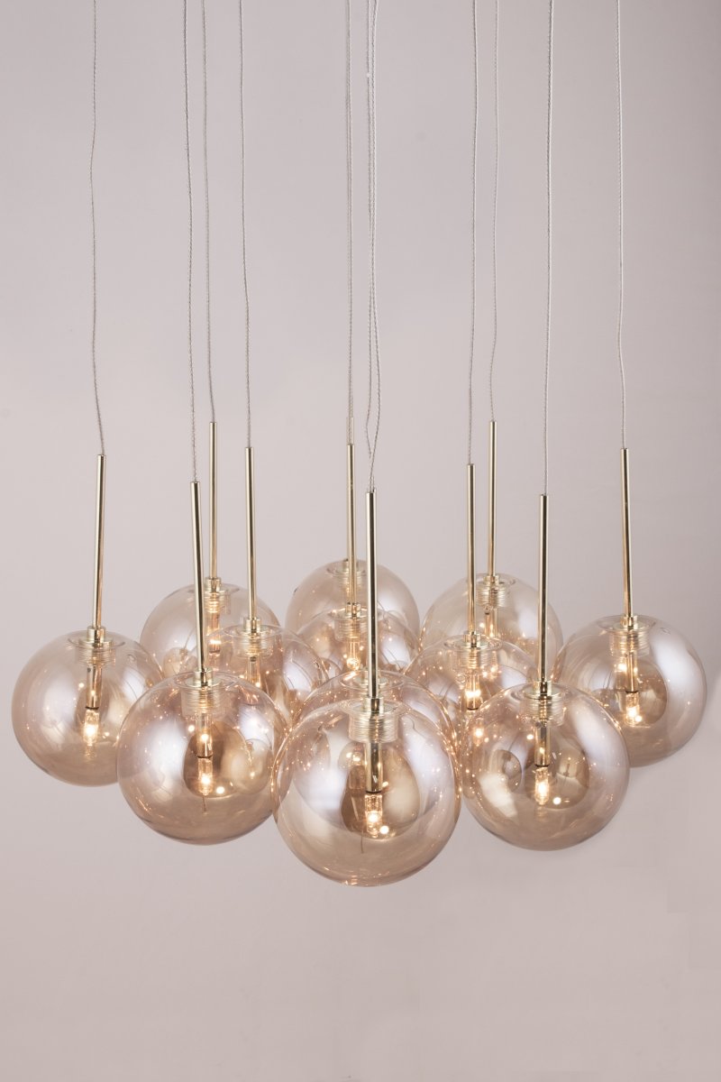 Skyfall Ø30 Rav Taklampe Fra Globen Lighting - Skyfall er en vakker taklampe med tolv ledninger med glasskupler som kan justeres mellom en totalhøyde på 33–213 cm.