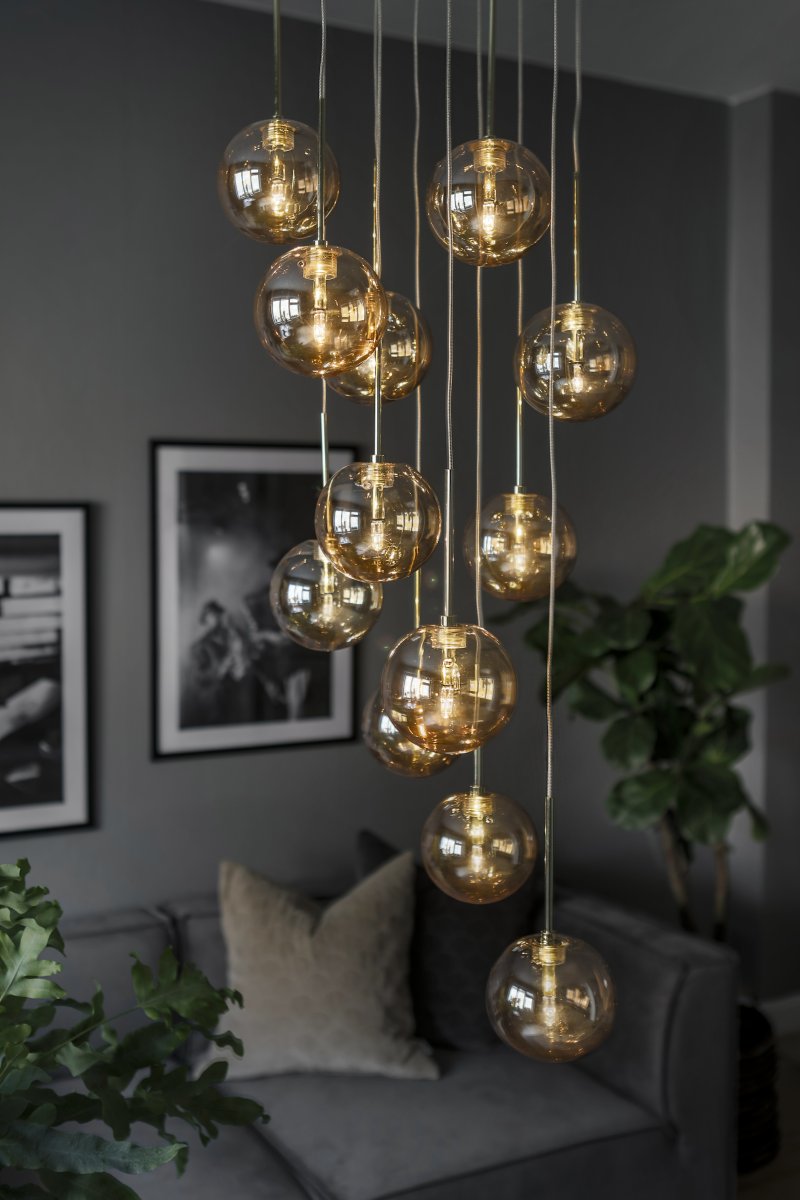 Skyfall Ø30 Rav Taklampe Fra Globen Lighting - Skyfall er en vakker taklampe med tolv ledninger med glasskupler som kan justeres mellom en totalhøyde på 33–213 cm.