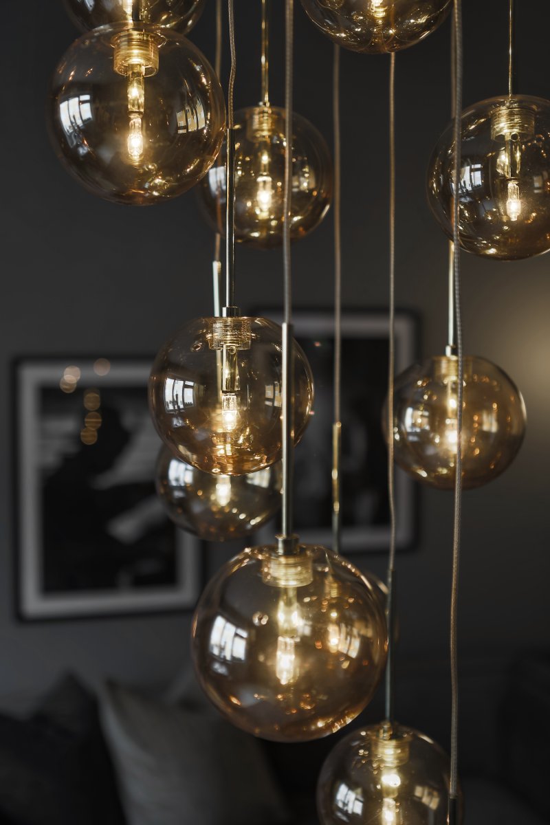 Skyfall Ø30 Rav Taklampe Fra Globen Lighting - Skyfall er en vakker taklampe med tolv ledninger med glasskupler som kan justeres mellom en totalhøyde på 33–213 cm.