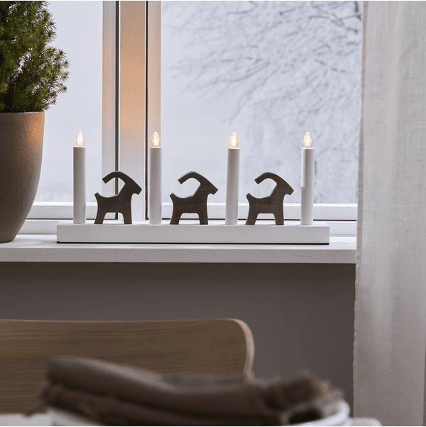 Bruse Hvit Fra Star Trading - Lyser fint opp med fire LED-lys og skaper en fin julef&oslash;lelse og en herlig atmosf&aelig;re.