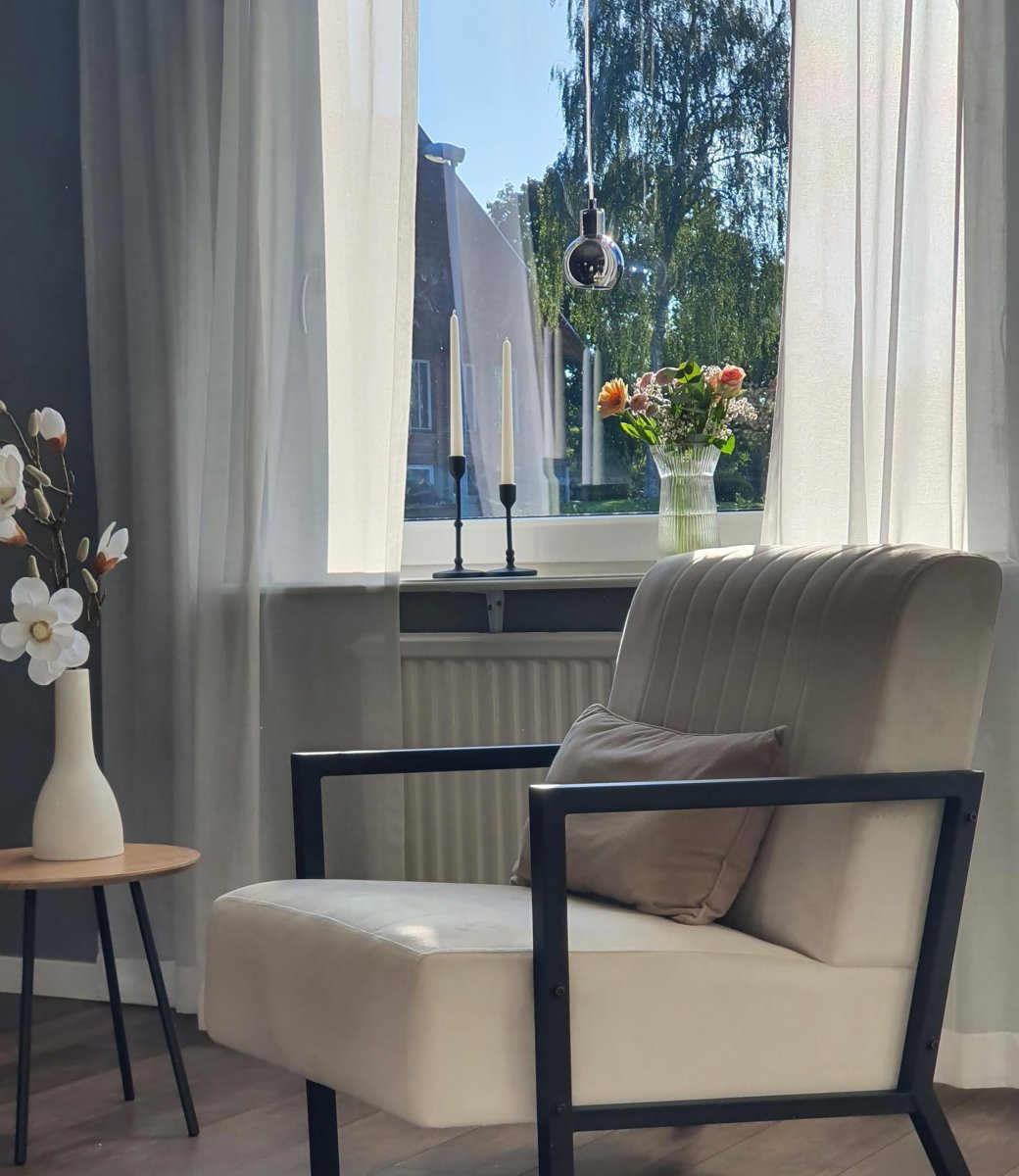 Leah Ø10 Røykfarget vinduslampe Fra Aneta Lighting - Den røykfargede glassskjermen gir et koselig og behagelig lys, mens kromdetaljene skaper en moderne kontrast.