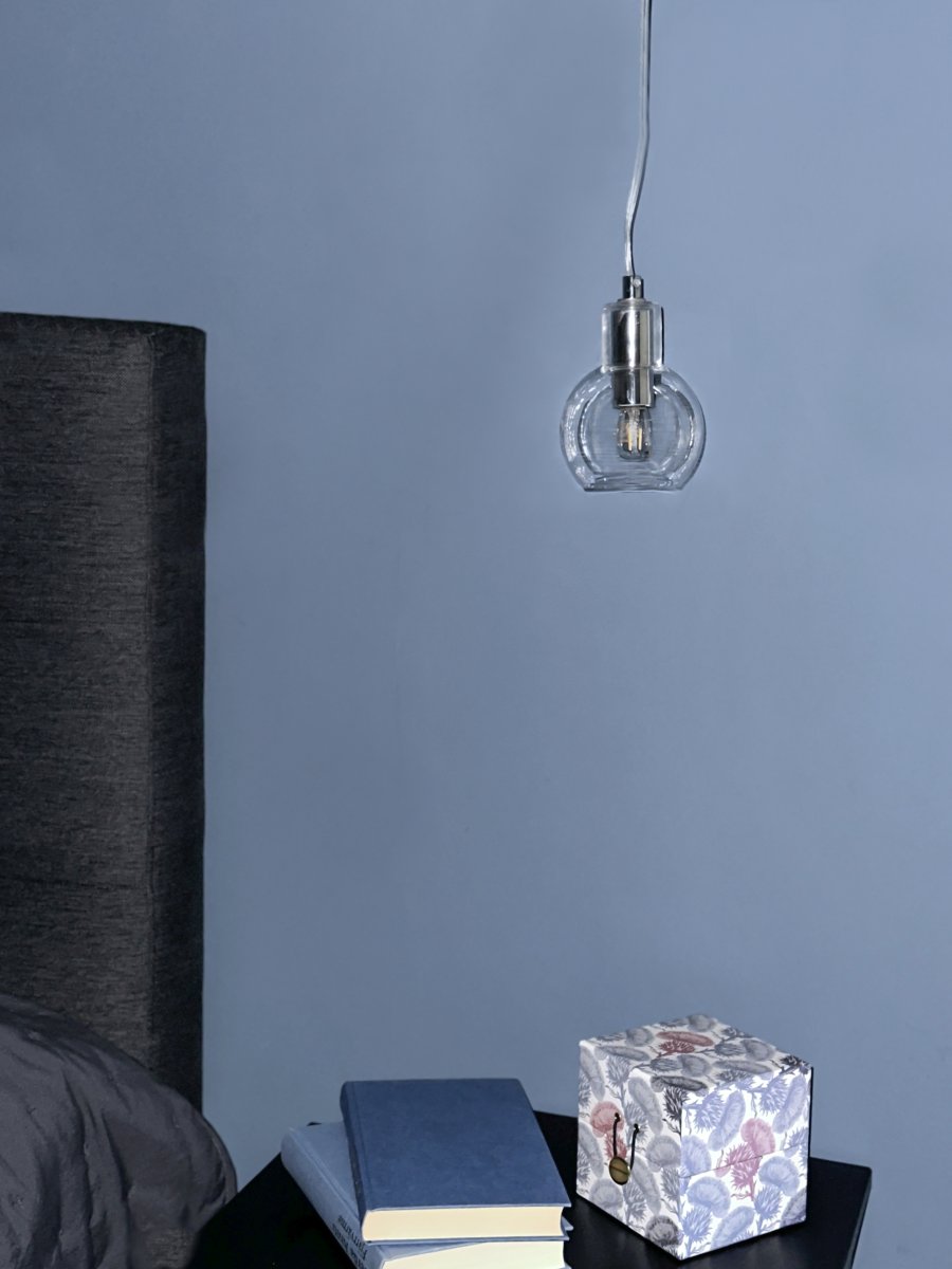 Leah Ø10 Krom vinduslampe Fra Aneta Lighting - Den gjennomsiktige glassskjermen gir et klart og vakkert lys, mens kromdetaljene skaper en moderne kontrast.