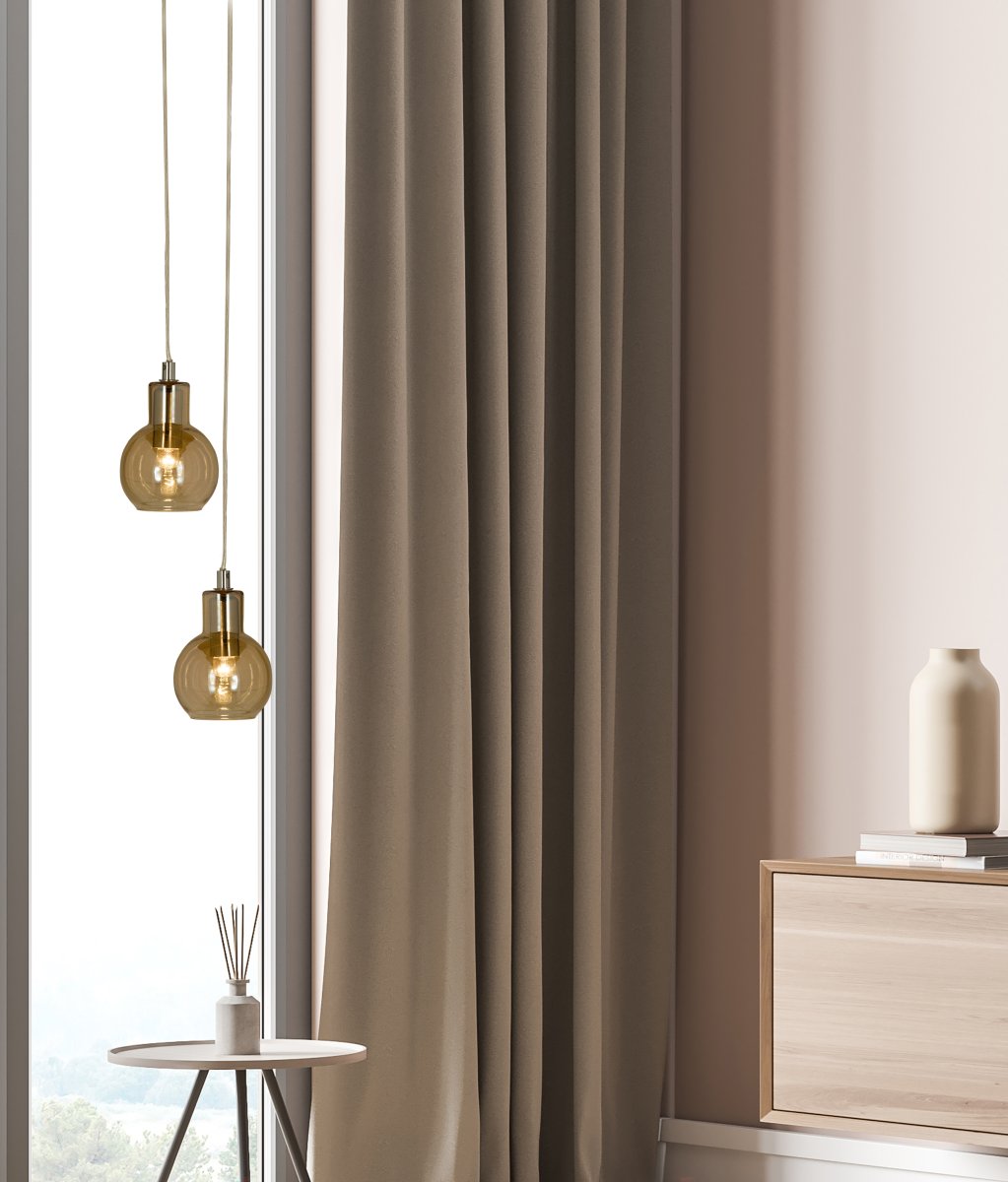 Leah Ø10 Rav vinduslampe Fra Aneta Lighting - Den ravfargede glassskjermen gir et varmt og behagelig lys, mens kromdetaljene skaper en moderne kontrast.