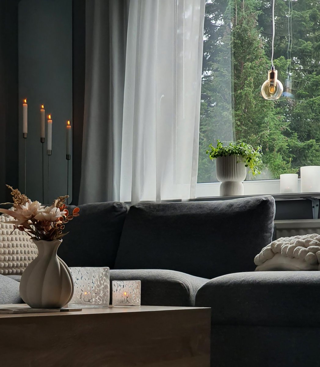 Leah Ø10 Rav vinduslampe Fra Aneta Lighting - Den ravfargede glassskjermen gir et varmt og behagelig lys, mens kromdetaljene skaper en moderne kontrast.