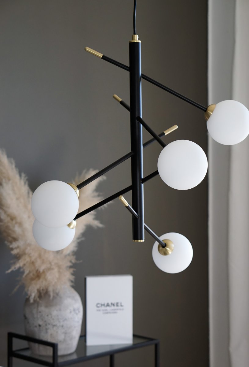 Akrobat 58cm Svart Taklampe Fra Aneta Lighting - Acrobat taklampe i sortlakkert metall med detaljer i matt messing og 5 opalhvite glasskupler.