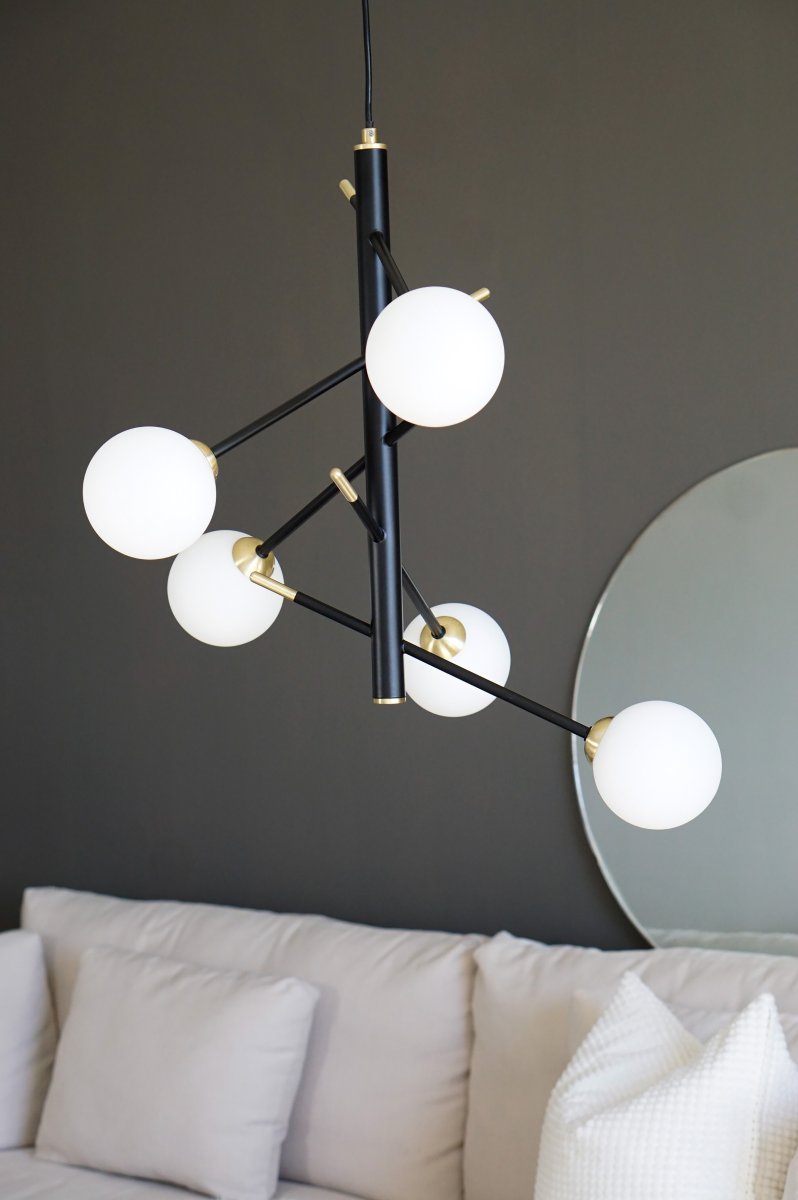 Akrobat 58cm Svart Taklampe Fra Aneta Lighting - Acrobat taklampe i sortlakkert metall med detaljer i matt messing og 5 opalhvite glasskupler.