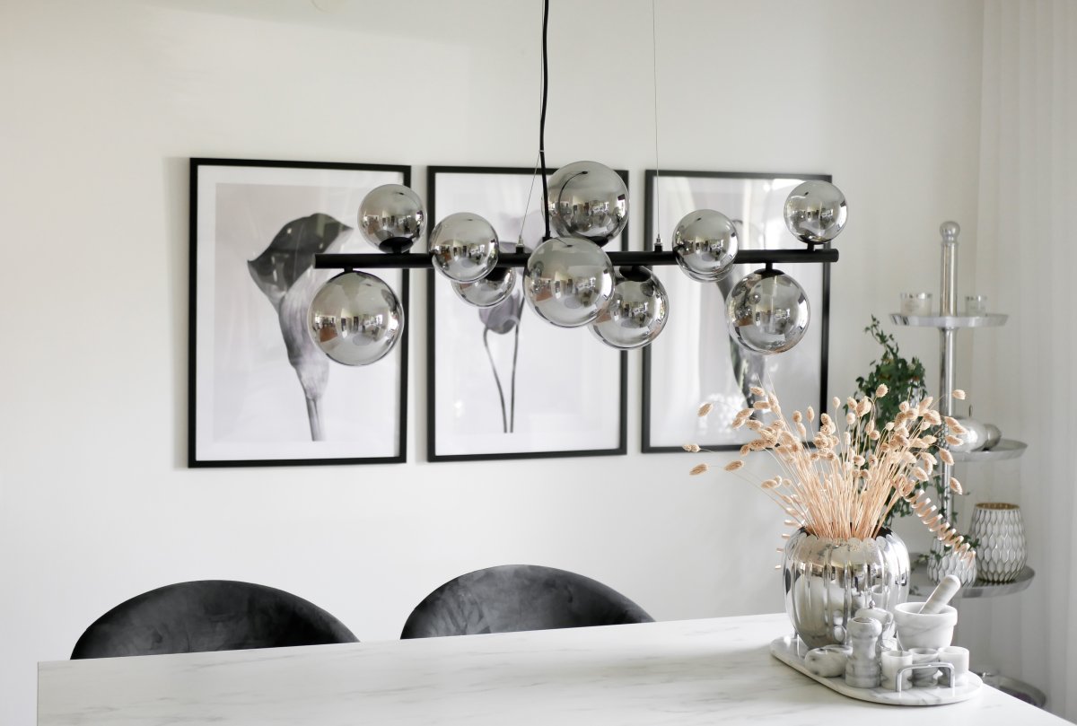 Molekyl 85cm Røykgrå Taklampe Fra Aneta Lighting - Molekyl trendy taklampe i sort metall med 11 røkt glasskopper i forskjellige størrelser plassert på&aring; en 85 cm lang stang.