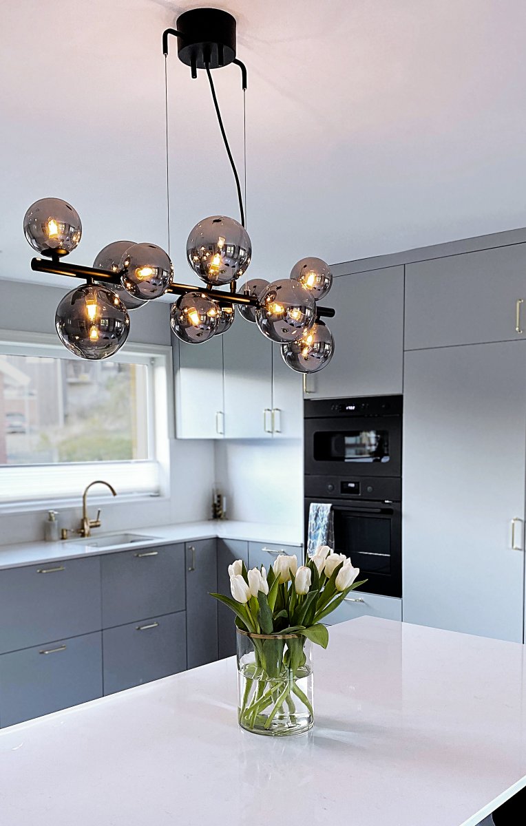Molekyl 85cm Røykgrå Taklampe Fra Aneta Lighting - Molekyl trendy taklampe i sort metall med 11 røkt glasskopper i forskjellige størrelser plassert på&aring; en 85 cm lang stang.