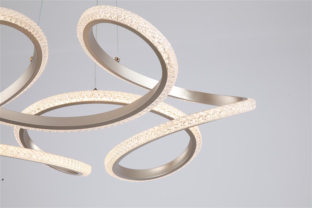 Doodle Ø60 Champagne Taklampe Fra Searchlight - Den elegant formede metallrammen har en elegant champagnefinish og omslutter en integrert LED-stripe med en klar akryldiffusor som etterligner prismer.