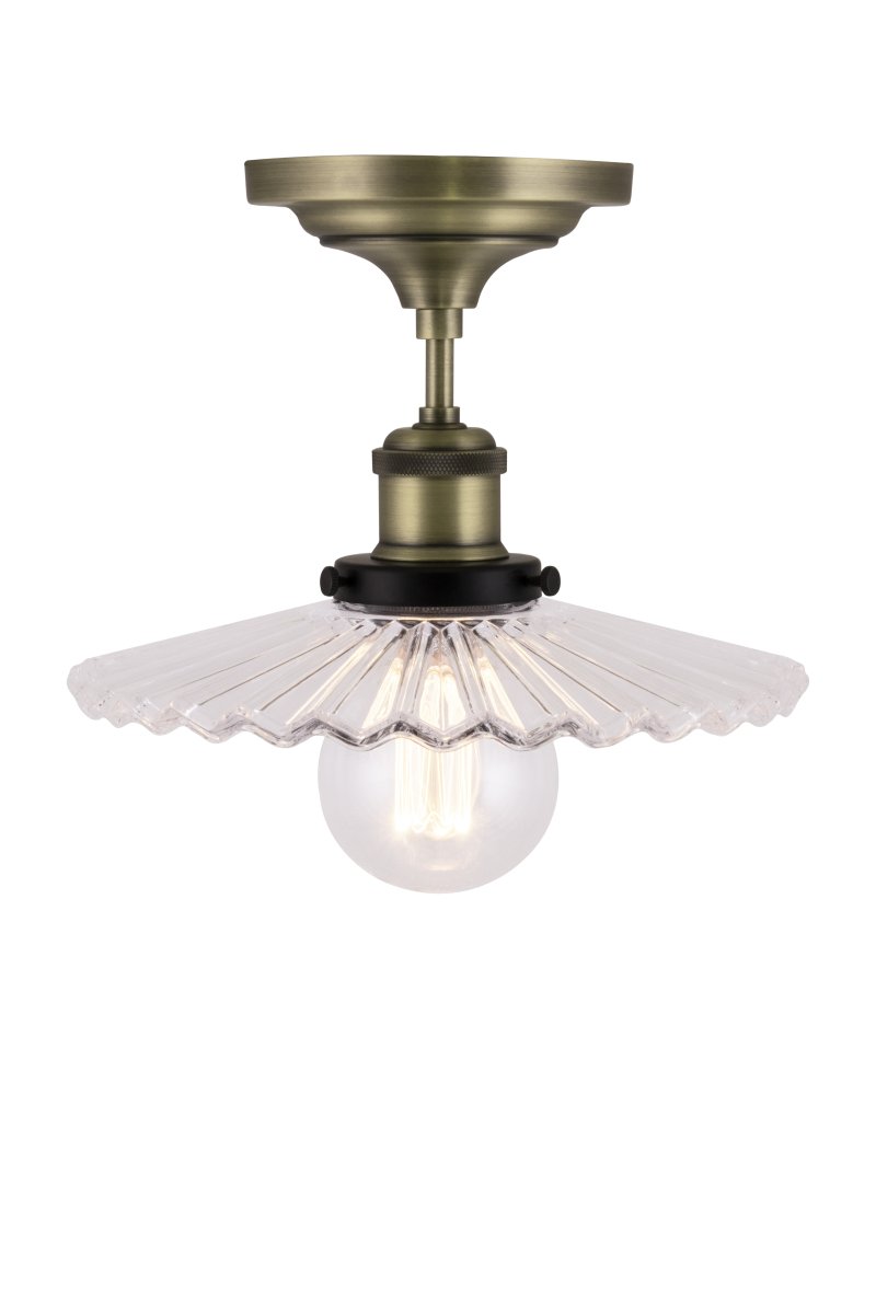 Cobbler Ø25 Gjennomsiktig plafond Fra Globen Lighting - Cobbler er en ny vri på en klassisk skomakerlampe som passer perfekt inn i en rekke interiørdesign.