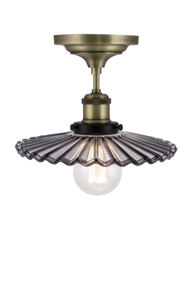 Cobbler Ø25 Røykfarget plafond Fra Globen Lighting - Cobbler er en ny vri på en klassisk skomakerlampe som passer perfekt inn i en rekke interiørdesign.