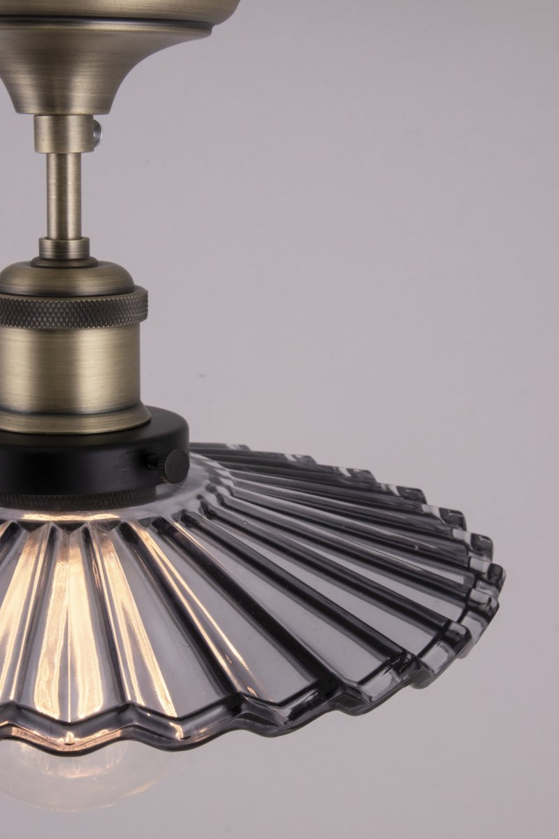 Cobbler Ø25 Røykfarget plafond Fra Globen Lighting - Cobbler er en ny vri på en klassisk skomakerlampe som passer perfekt inn i en rekke interiørdesign.