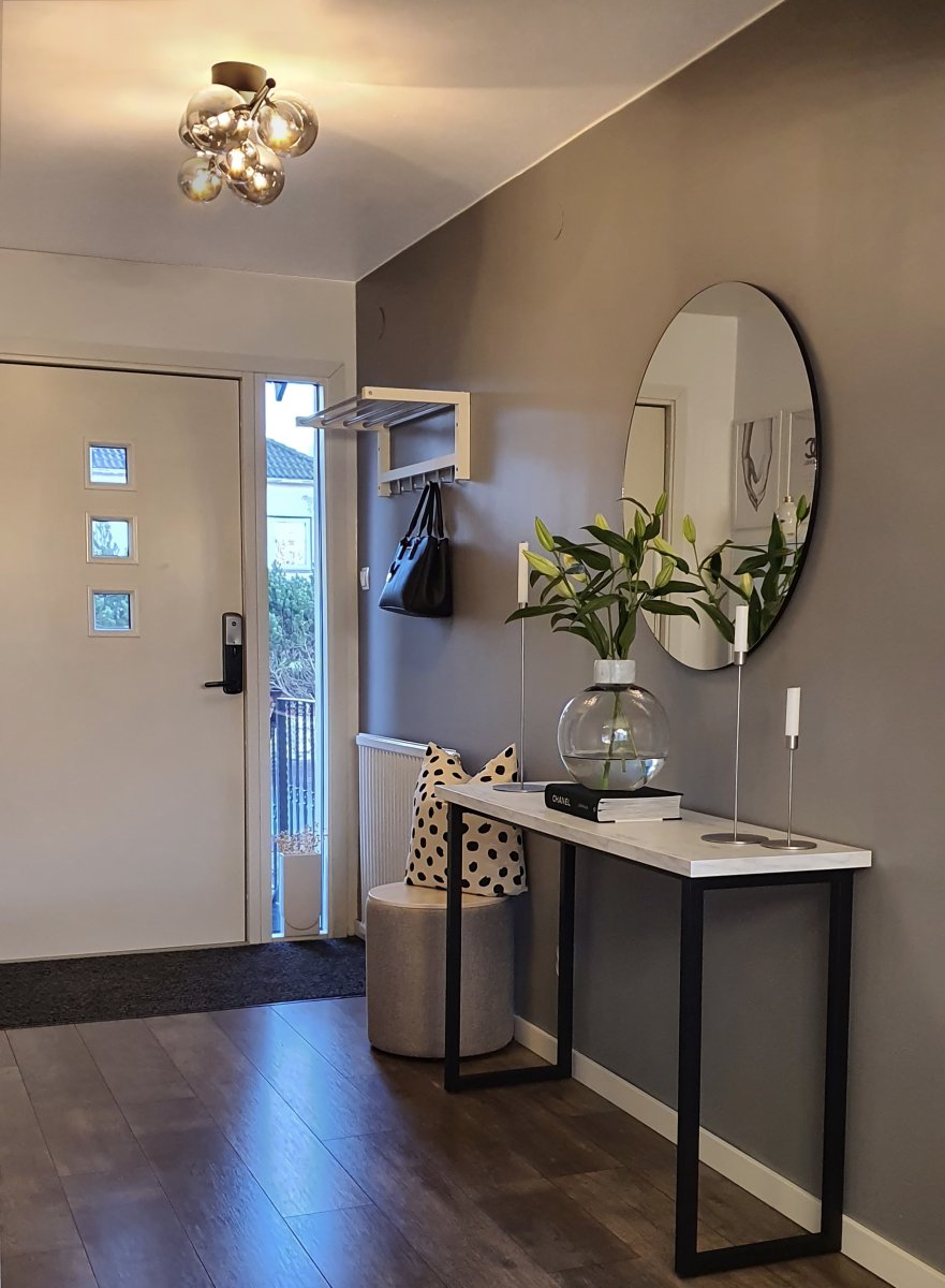 Molekyl 58cm Røykgrå plafond Fra Aneta Lighting - Molekyltrendy plafond i sort metall med 7 røkte glasskupler i forskjellige størrelser plassert på&aring; en 58 cm lang stang.