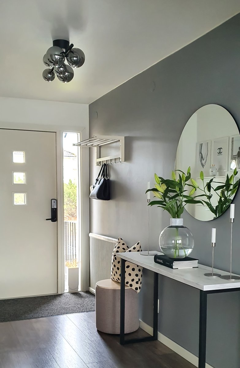 Molekyl 58cm Røykgrå plafond Fra Aneta Lighting - Molekyltrendy plafond i sort metall med 7 røkte glasskupler i forskjellige størrelser plassert på&aring; en 58 cm lang stang.