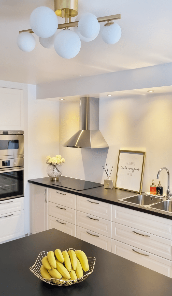 Molekyl 58cm Matt messing plafond Fra Aneta Lighting - Molekyltrendy plafond i matt messing med 7 opalhvite glasskupler i forskjellige størrelser plassert på en 58 cm lang stang.