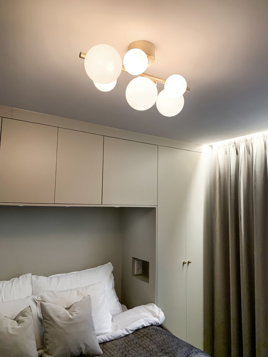 Molekyl 58cm Matt messing plafond Fra Aneta Lighting - Molekyltrendy plafond i matt messing med 7 opalhvite glasskupler i forskjellige størrelser plassert på en 58 cm lang stang.