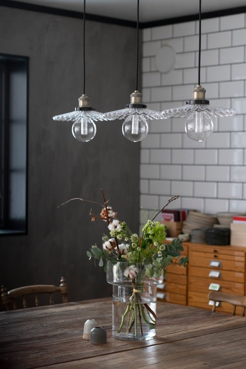Cobbler 90cm Klar Taklampe Fra Globen Lighting - Skomaker er et århundreskifte-inspirert anheng i skomakerstil med klart glass og metalldetaljer i matt sort/antikk messing.