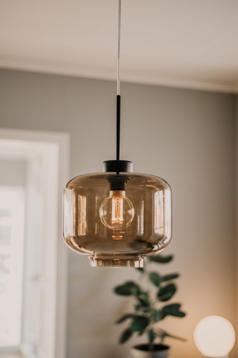 Ritz Ø25 Brun Taklampe Fra Globen Lighting - Ritz er en pendellampe med en klassisk form og en liten st&oslash;rrelse som ser like bra ut alene som p&aring; rad over et spisebord.