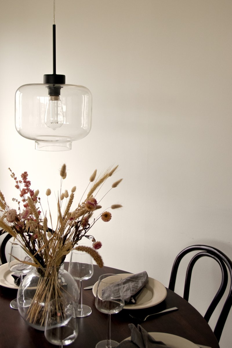 Ritz Ø25 Gjennomsiktig Taklampe Fra Globen Lighting - Ritz er en pendellampe med en klassisk form og en liten st&oslash;rrelse som ser like bra ut alene som p&aring; rad over et spisebord.