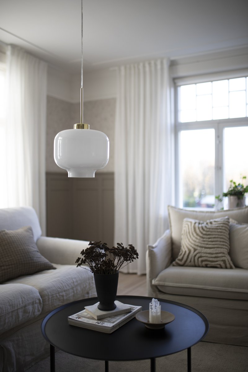 Ritz Ø25 Hvit Taklampe Fra Globen Lighting - Ritz er en pendellampe med en klassisk form og en liten st&oslash;rrelse som ser like bra ut alene som p&aring; rad over et spisebord.
