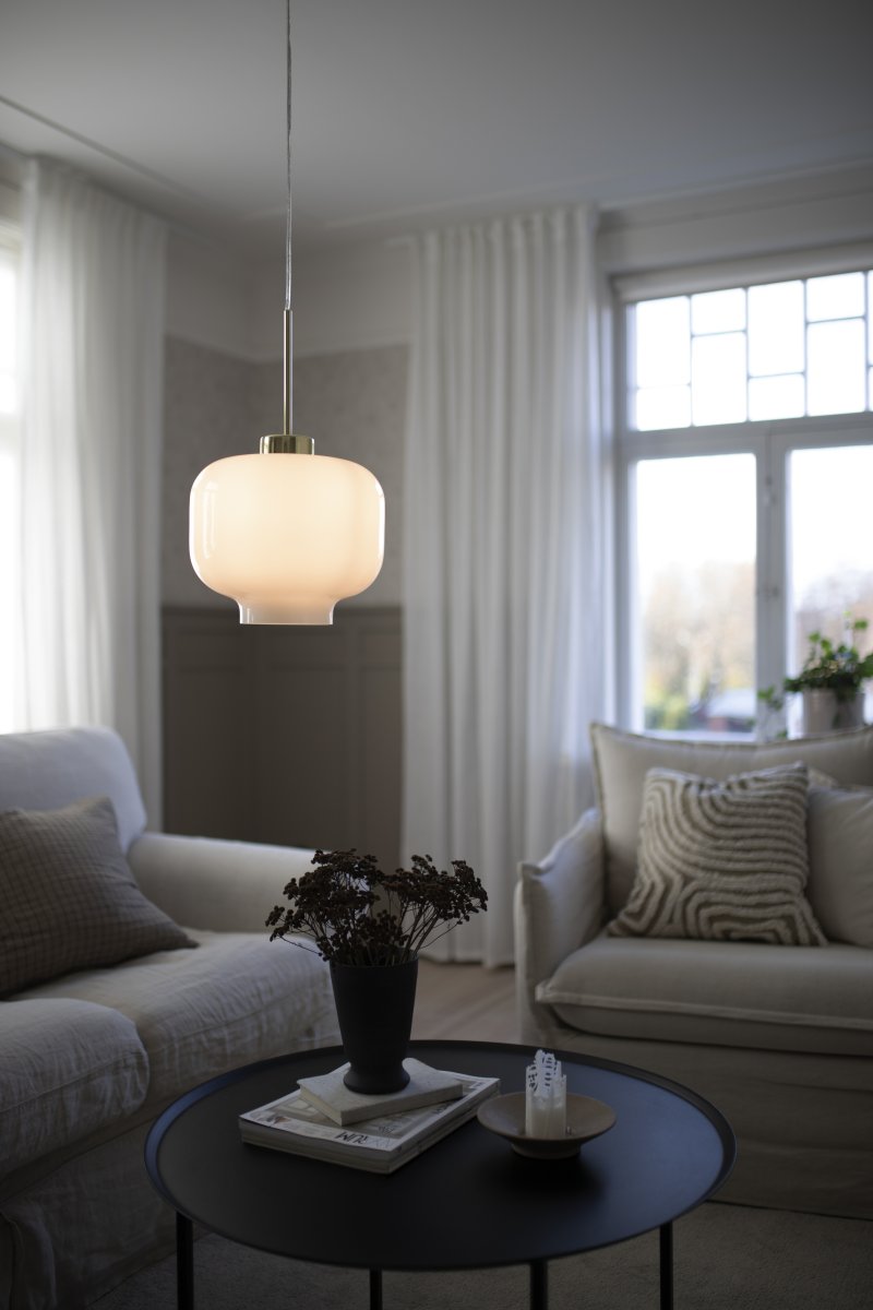 Ritz Ø25 Hvit Taklampe Fra Globen Lighting - Ritz er en pendellampe med en klassisk form og en liten st&oslash;rrelse som ser like bra ut alene som p&aring; rad over et spisebord.