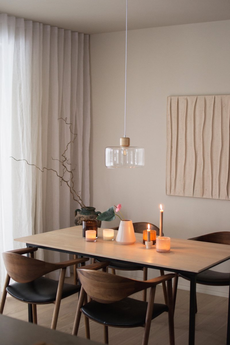 DOT Ø30 Gjennomsiktig Taklampe Fra Globen Lighting - DOT, designet av Roger Persson, er inspirert av en glassflaske med et dekorativt lokk.