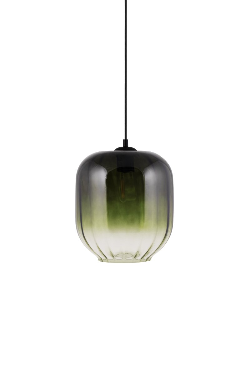 Haze Ø25 Grønn Taklampe Fra Globen Lighting - Haze er en vakker pendellampe med munnblåst glass som er riflet på innsiden, noe som skaper et vakkert lysspill når lampen er tent.