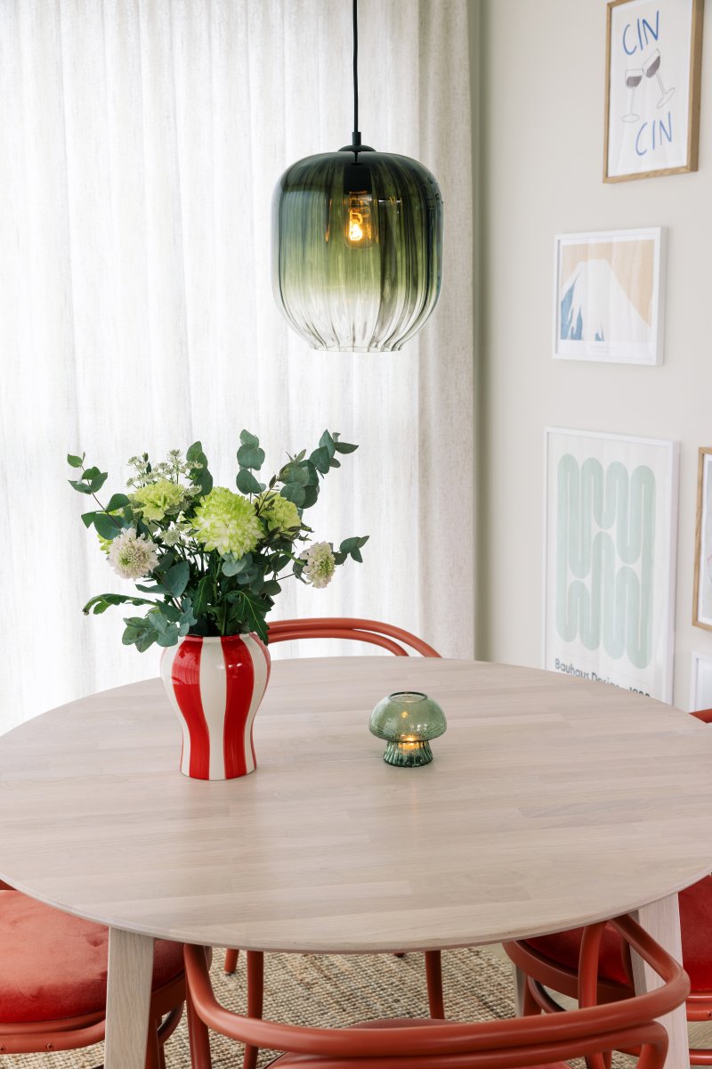 Haze Ø25 Grønn Taklampe Fra Globen Lighting - Haze er en vakker pendellampe med munnblåst glass som er riflet på innsiden, noe som skaper et vakkert lysspill når lampen er tent.