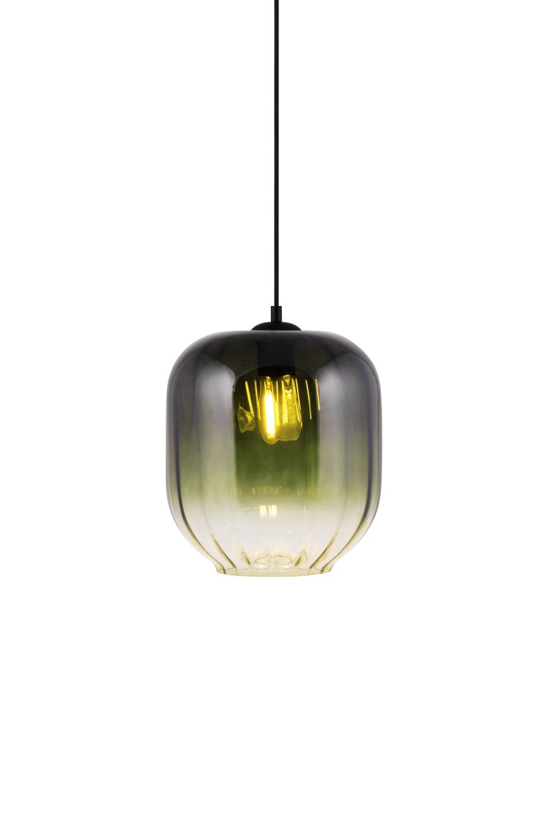 Haze Ø25 Grønn Taklampe Fra Globen Lighting - Haze er en vakker pendellampe med munnblåst glass som er riflet på innsiden, noe som skaper et vakkert lysspill når lampen er tent.