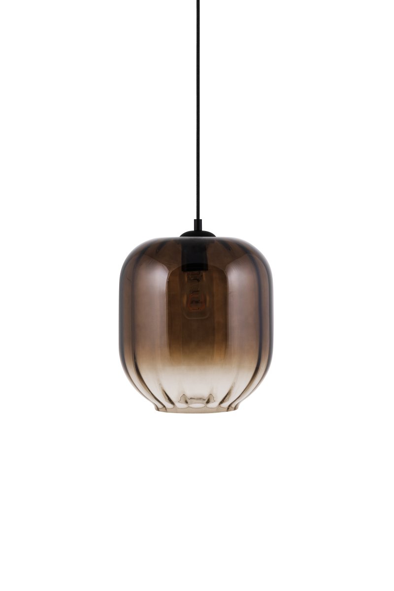 Haze Ø25 Brun Taklampe Fra Globen Lighting - Haze er en vakker pendellampe med munnbl&aring;st glass som er riflet p&aring; innsiden, noe som skaper et vakkert lysspill n&aring;r lampen er tent.