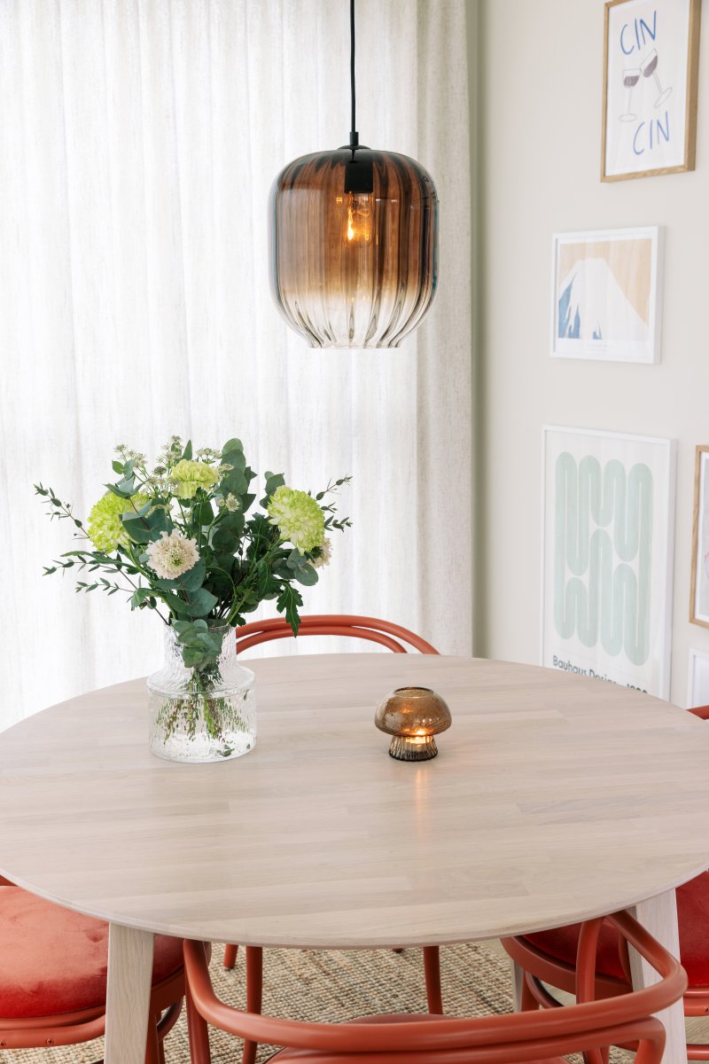 Haze Ø25 Brun Taklampe Fra Globen Lighting - Haze er en vakker pendellampe med munnbl&aring;st glass som er riflet p&aring; innsiden, noe som skaper et vakkert lysspill n&aring;r lampen er tent.