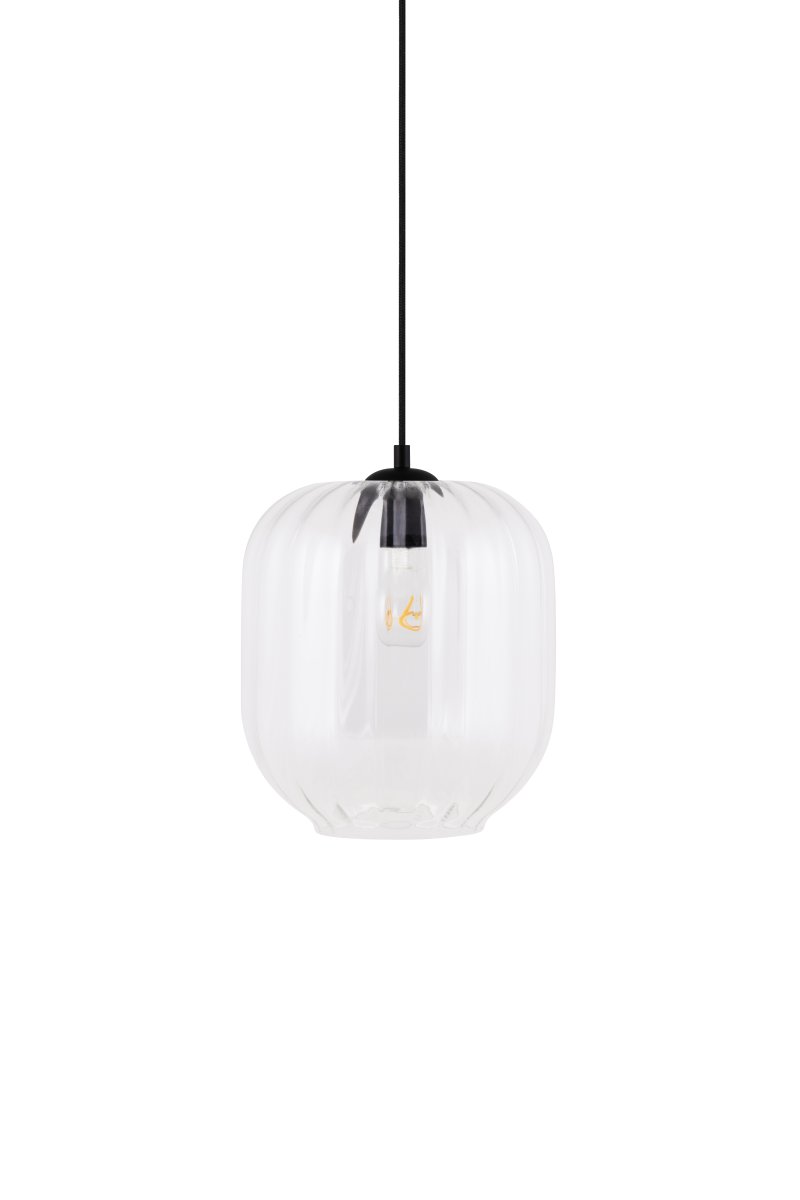 Haze Ø25 Gjennomsiktig Taklampe Fra Globen Lighting - Haze er en vakker pendellampe med munnblåst glass som er riflet på innsiden, noe som skaper et vakkert lysspill når lampen er på.
