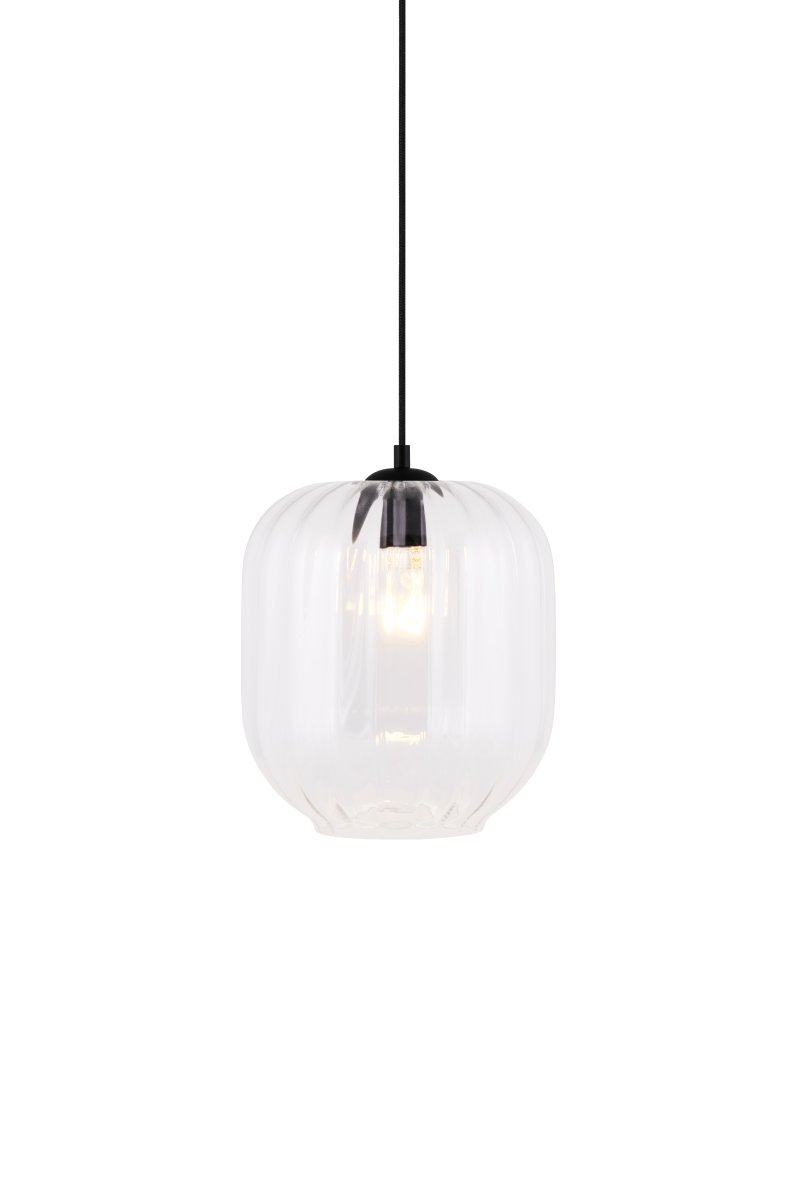 Haze Ø25 Gjennomsiktig Taklampe Fra Globen Lighting - Haze er en vakker pendellampe med munnblåst glass som er riflet på innsiden, noe som skaper et vakkert lysspill når lampen er på.